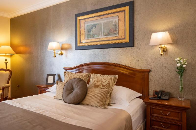 Triple Room with Balcony image 3