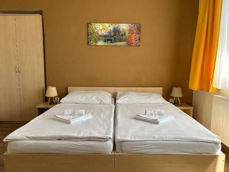 Double Room image 3