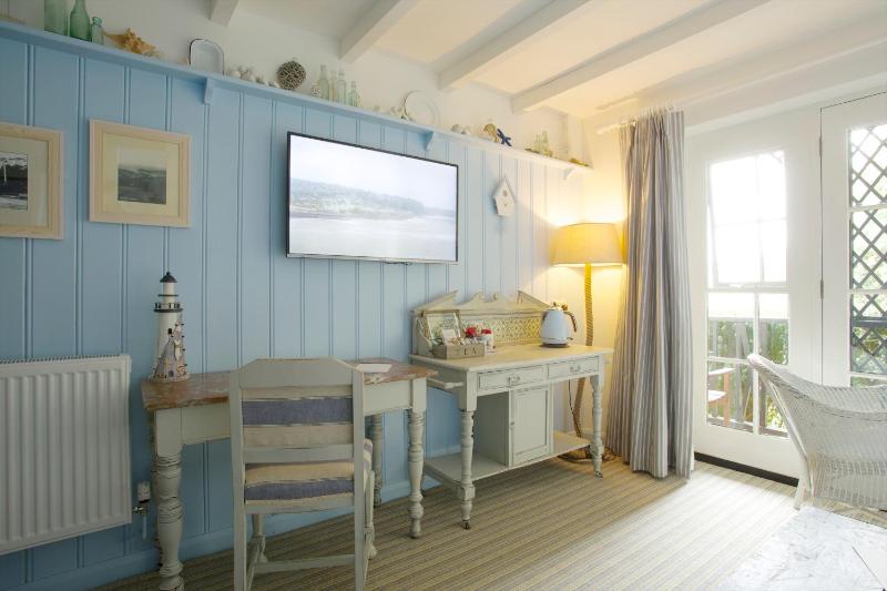 Deluxe Double Room with Balcony image 4