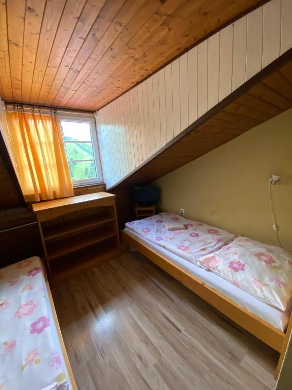 Small Twin Room image 2