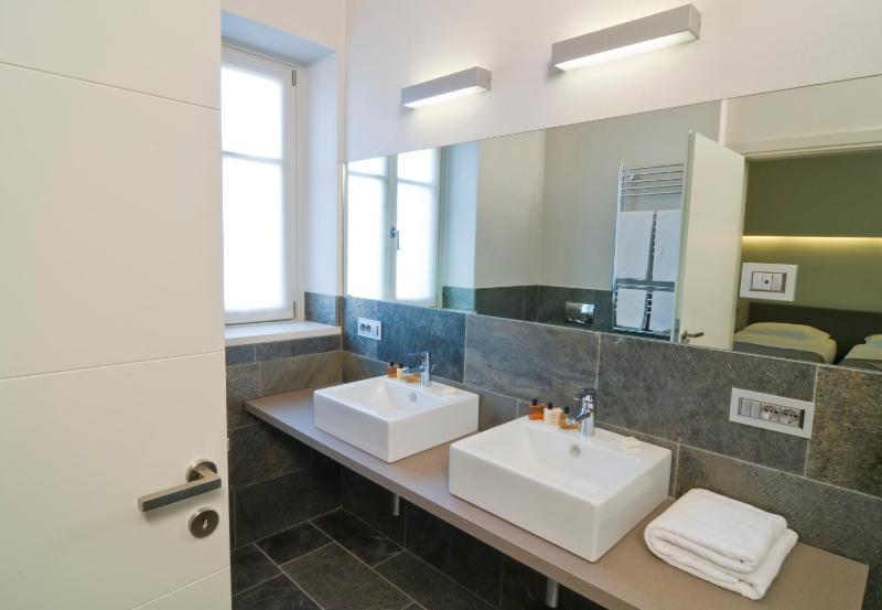 Twin Room image 4