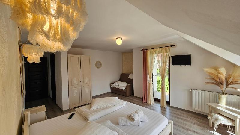 Triple Room with Private Bathroom image 2