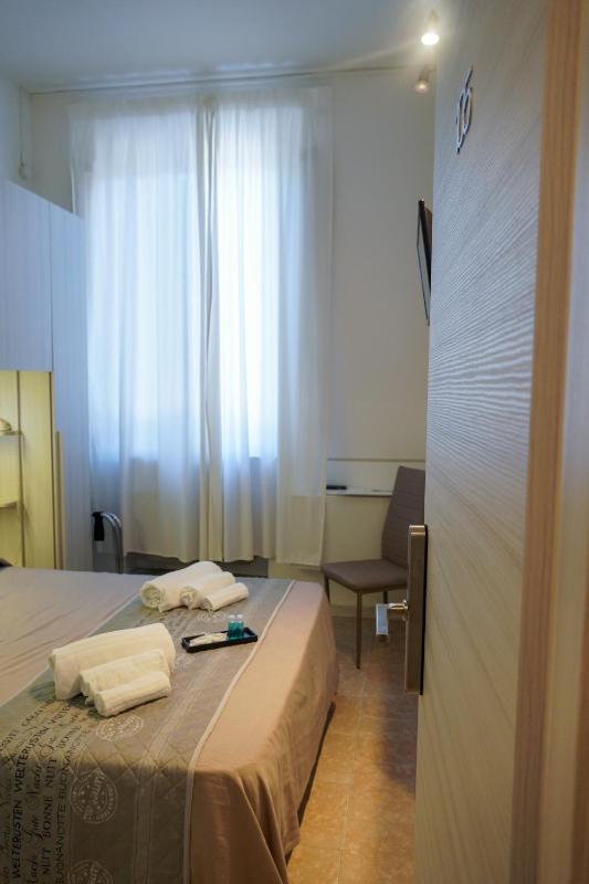 Double Room image 3