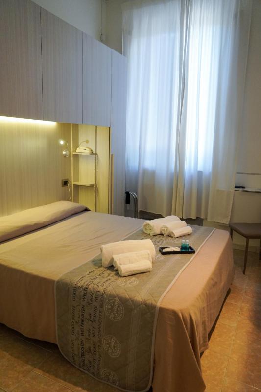 Economy Double Room image 4