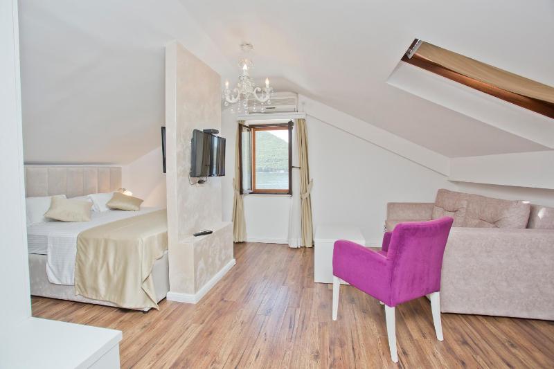Comfort Double Room with Sea View image 3