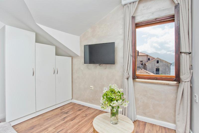 Double Room with Sea View image 4