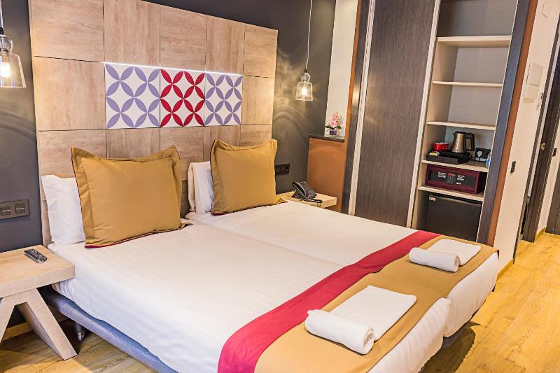 Standard Double Room image 3