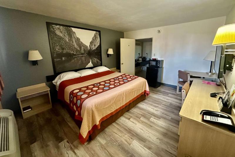 King Room - Non-Smoking image 4
