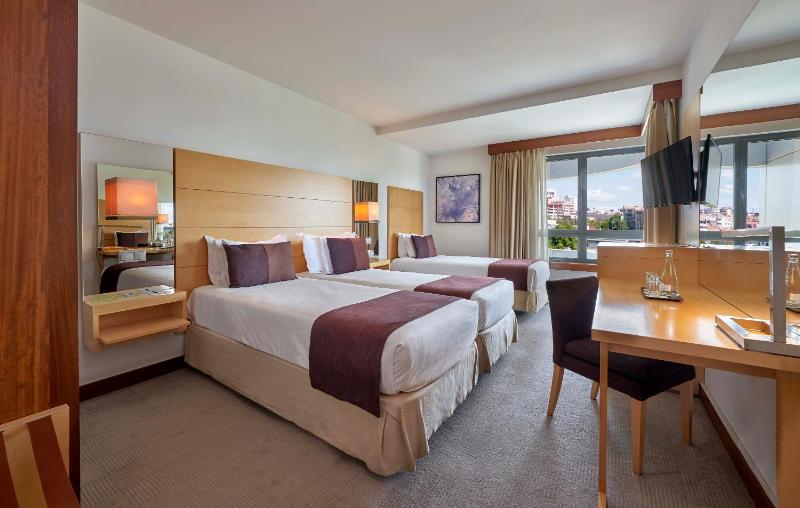 Superior Twin Room image 1