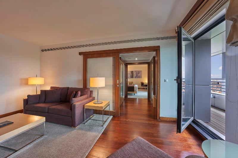Deluxe Suite City View image 3
