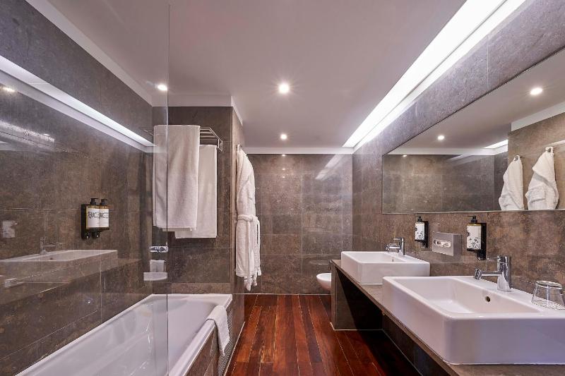 Deluxe Suite City View image 2