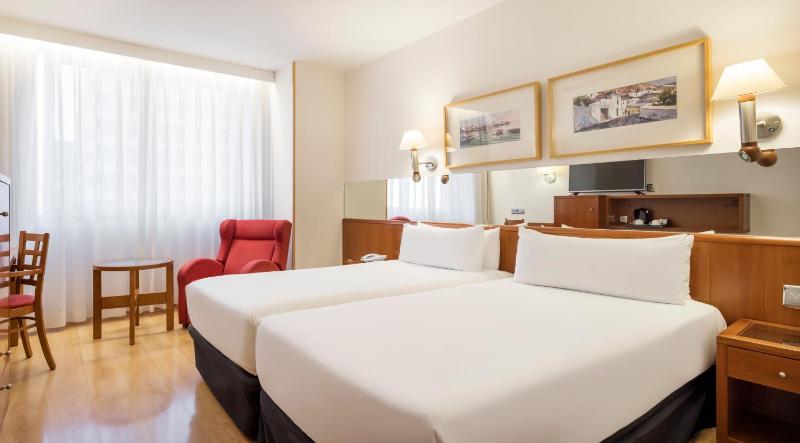 Twin Room image 3