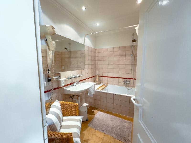 Deluxe Triple Room image 2