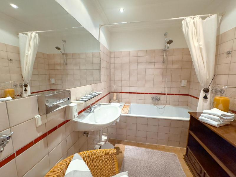 Deluxe Triple Room image 3