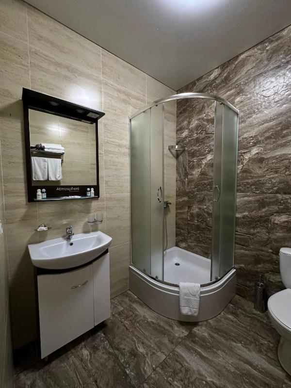 Twin Room image 4