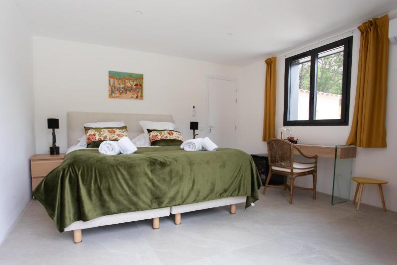 Queen Room with Balcony image 4