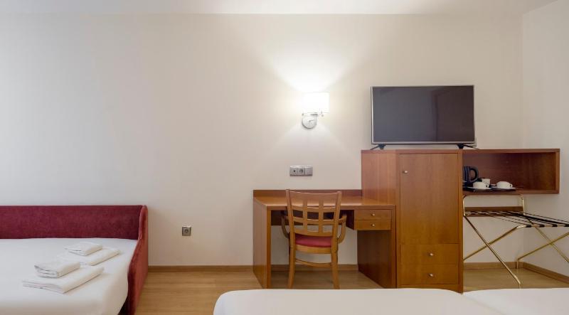 Family Room (2 Adults + 2 Children) image 4