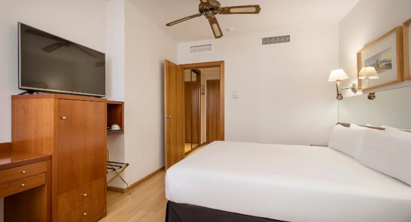 Triple Room (2 Adults + 1 Child) image 4