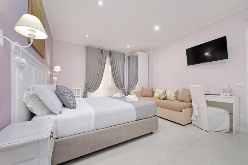 Triple Room with Balcony image 3