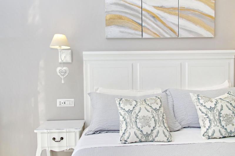 Deluxe Double or Twin Room image 4