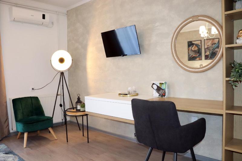 Deluxe Double Room with Balcony image 3