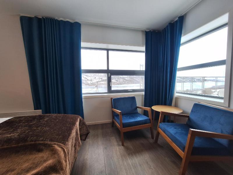 Twin Room with Sea View image 4