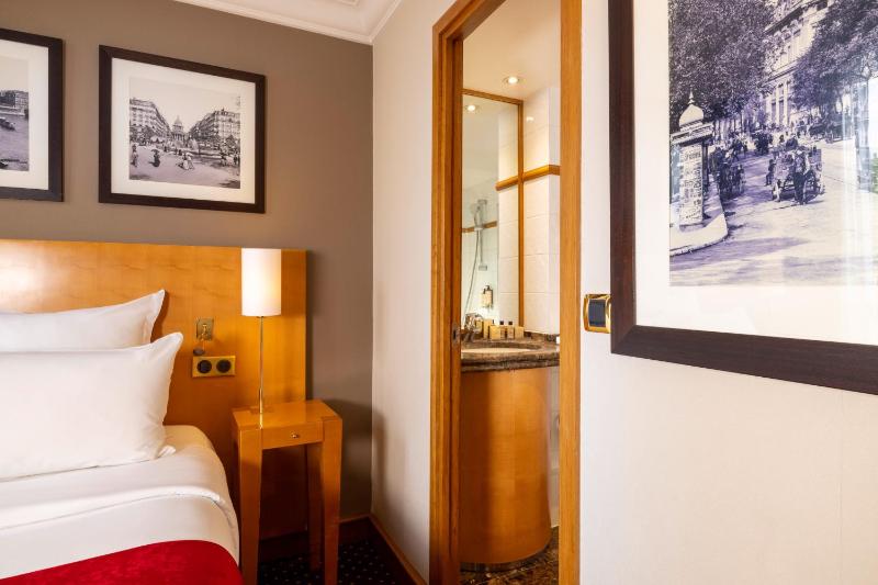 Double Room image 4