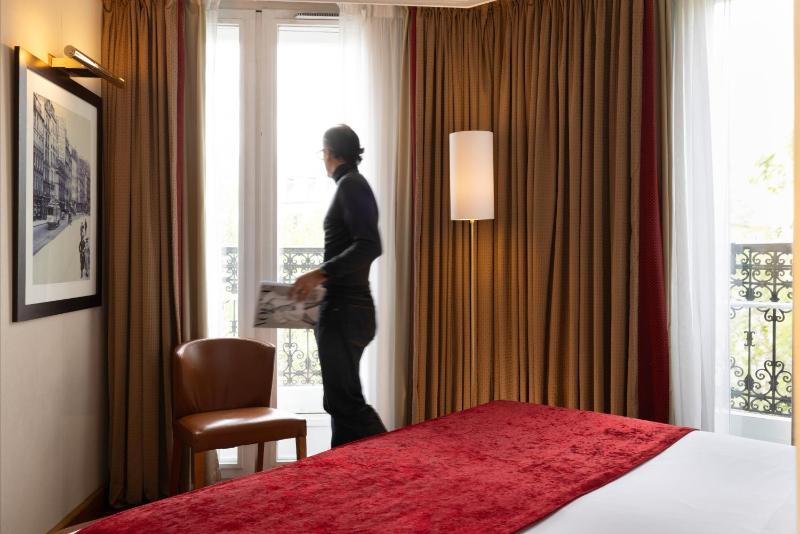 Deluxe King Room image 3