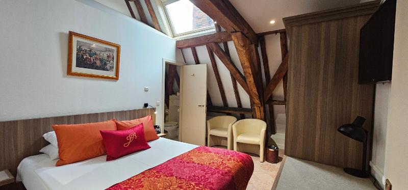 Small Double Room image 1