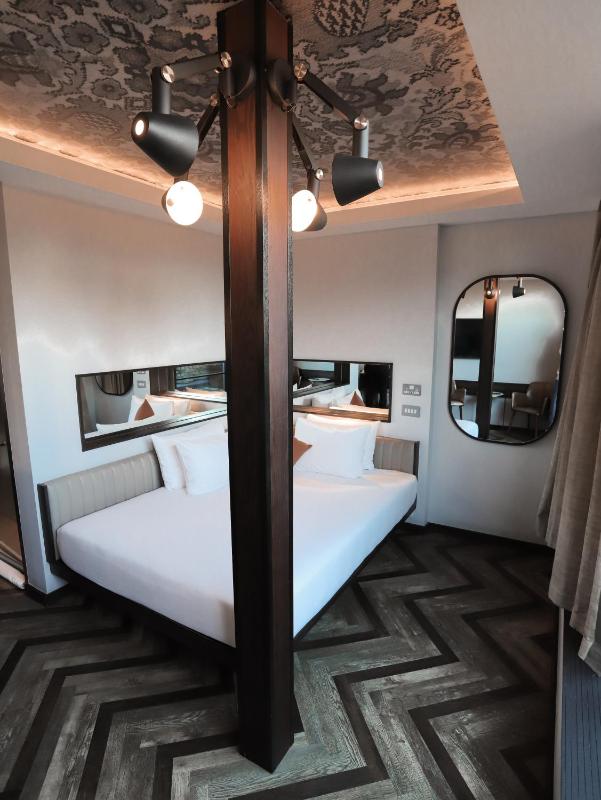 Deluxe Double Room with Terrace image 3