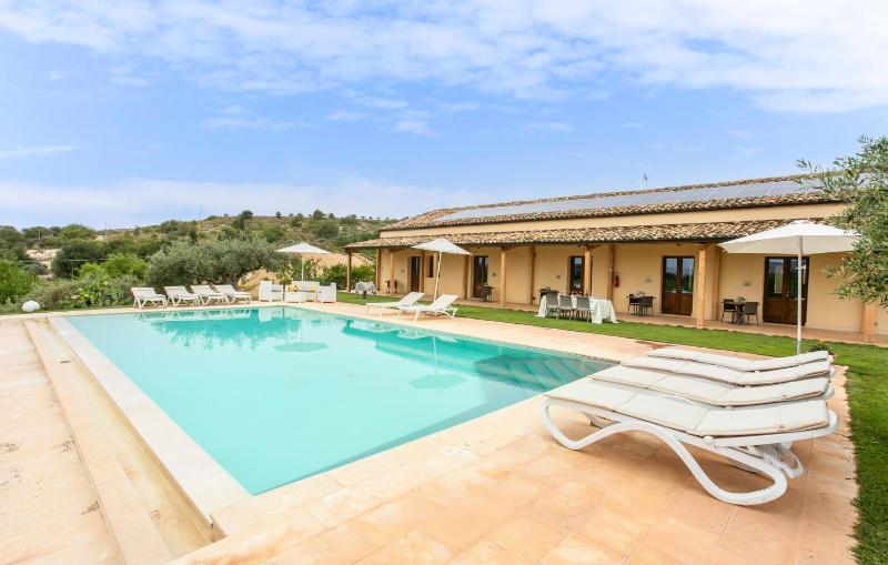 Seven-Bedroom Holiday Home image 1