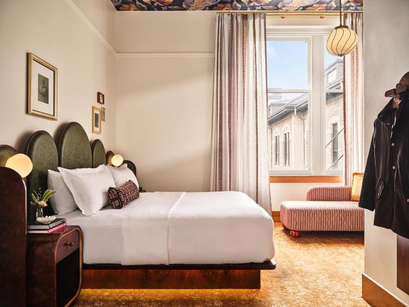 Superior King Room image 2