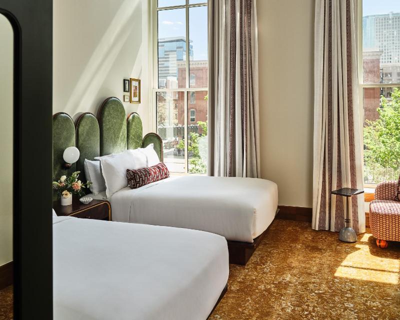 Deluxe Queen Room image 1
