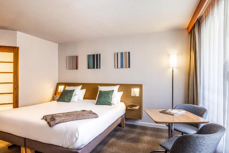 Executive Double Room with Sofa Bed image 3