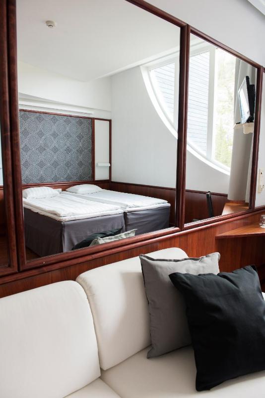 Standard Twin Room image 2