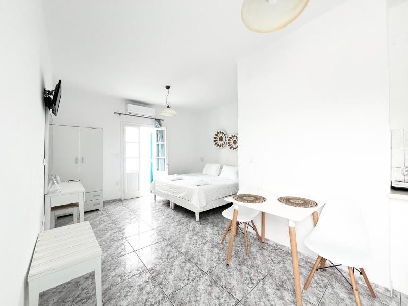 Double Room with Balcony image 3