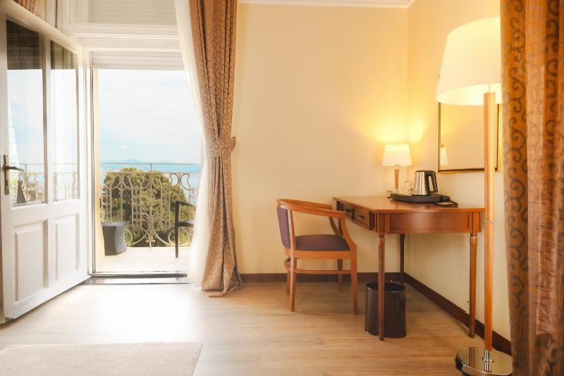 Deluxe Twin Room with Balcony - Sea Side image 1
