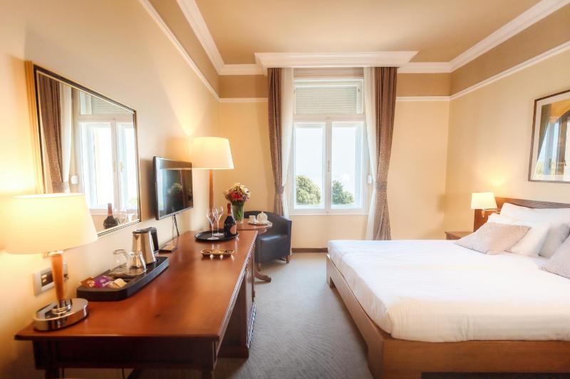 Standard Twin/Double Room with Sea Side image 3