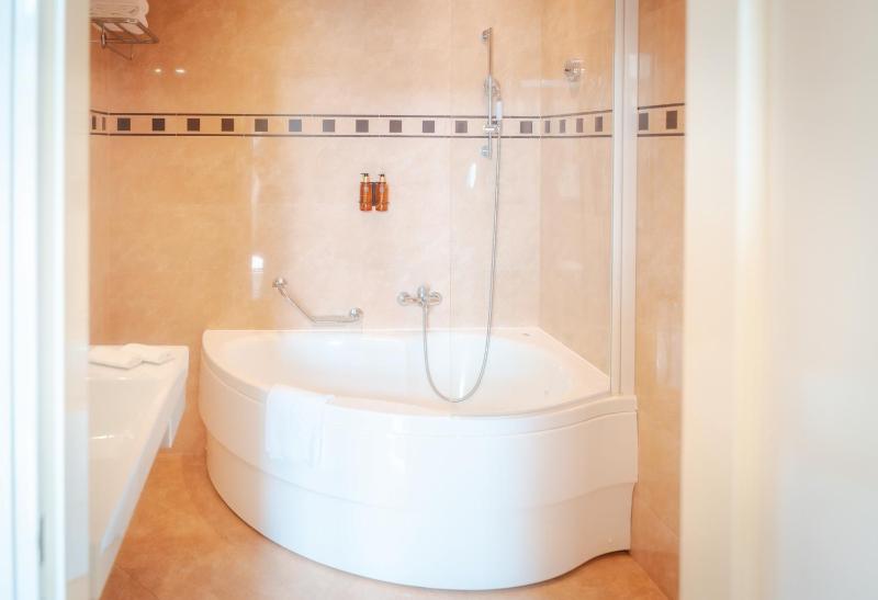 Queen Suite with Sea View image 3