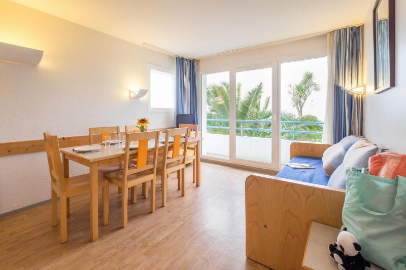 One-Bedroom Apartment with Sleeping Alcove and Balcony (6 People) image 1