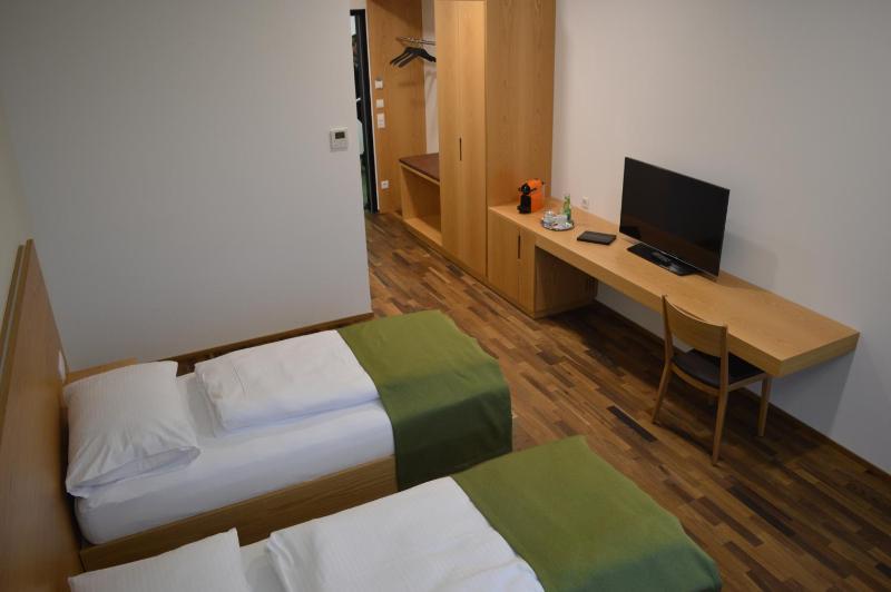 Twin Room image 3