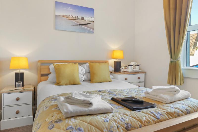 Standard Double Room image 4