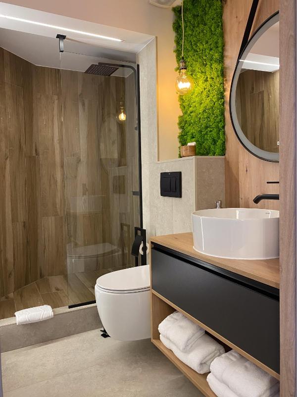Superior Double Room with Balcony image 3