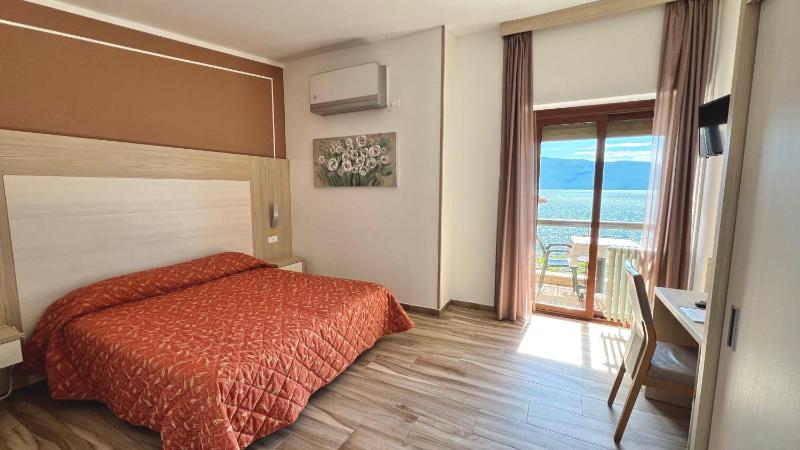 Superior Double Room with Balcony and Lake View