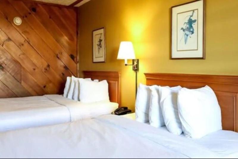 Queen Room with Two Queen Beds image 2
