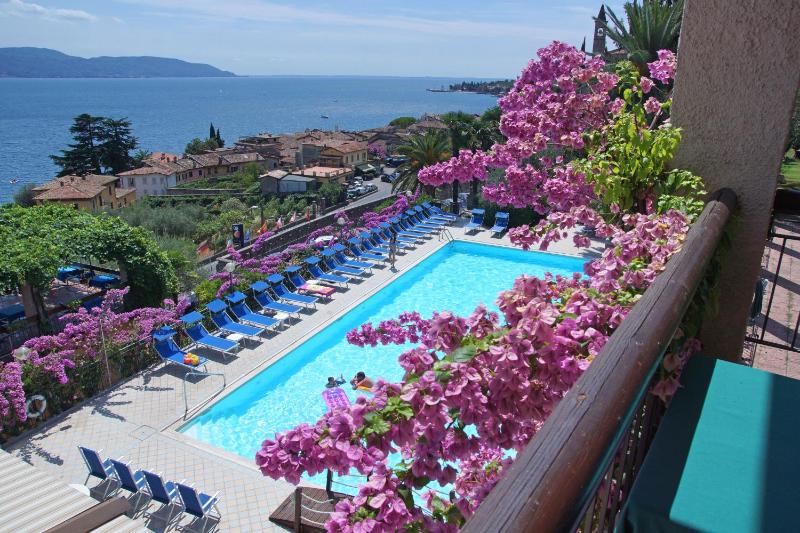 Superior Double Room with Balcony and Lake View image 3