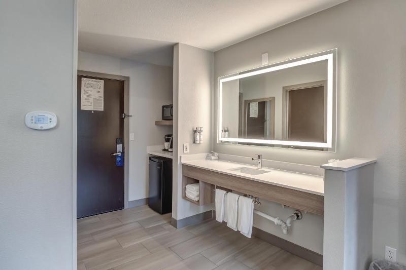 Standard Queen Room with Two Queen Beds and Extra Floor Space image 4