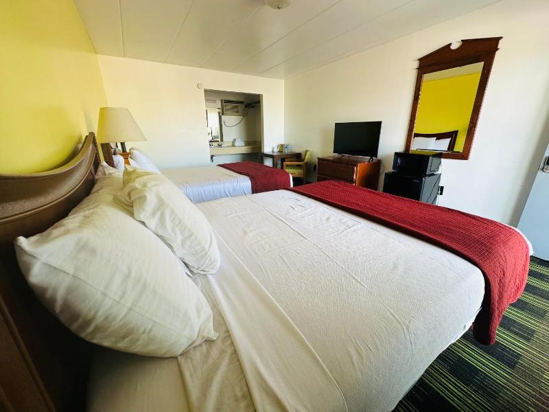 Queen Room with Two Queen Beds image 4