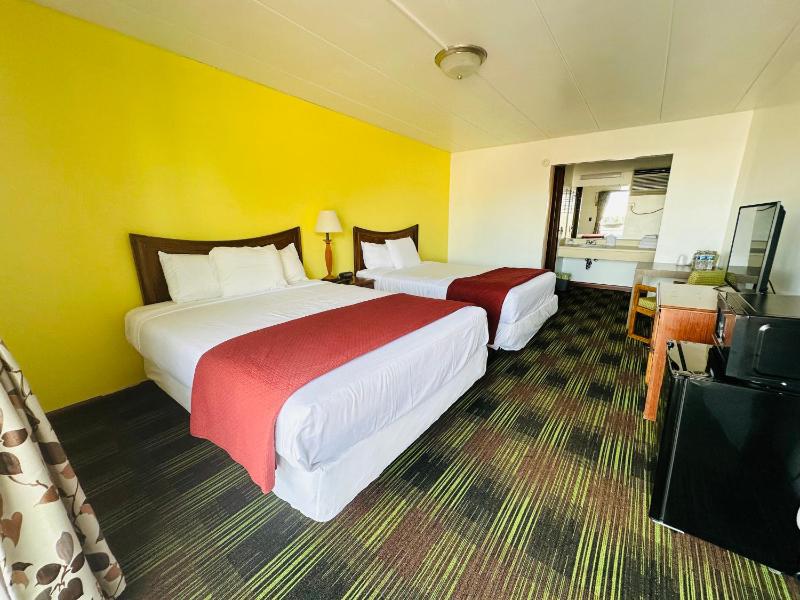 Queen Room with Two Queen Beds image 3