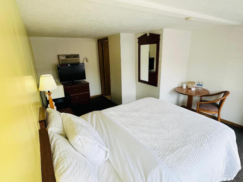 Standard Double Room image 3
